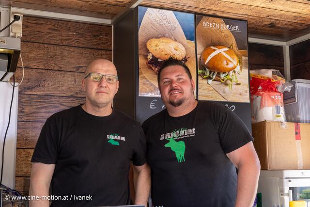 Gabor und der Meisterjäger Hans mit ihrem Anbot an Reh- und Wildschweinfleisch. | Foto: www.cine-motion.at / Ivanek