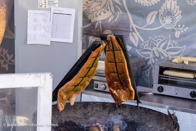 FlammLachs - eine schwedische Köstlichkeit. | Foto: www.cine-motion.at / Ivanek