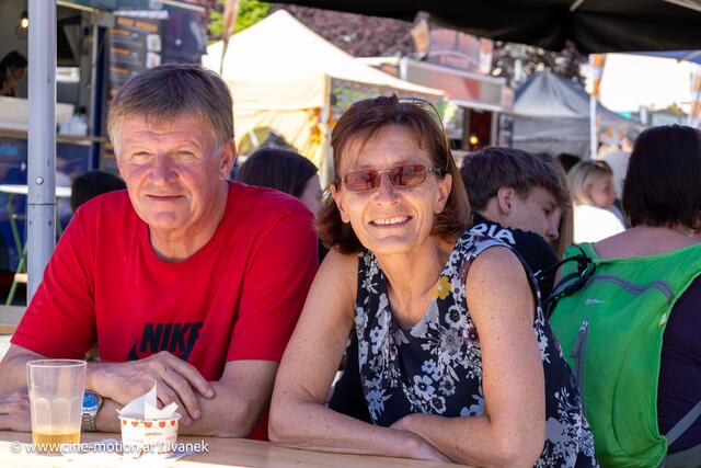 Herbert und Ulrike aus Bruck schätzen diese Essenmöglichkeit und Veranstaltungen in Bruck. | Foto: www.cine-motion.at / Ivanek