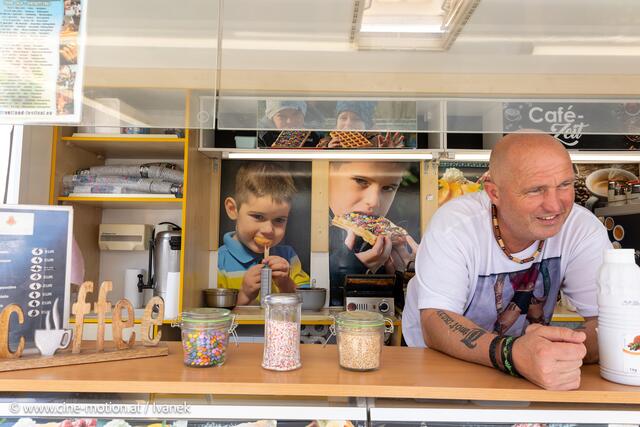 Zoltan aus Ungarn mit seinen Söhnen im Hintergrund. | Foto: www.cine-motion.at / Ivanek