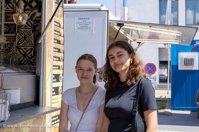 Melanie aus Göttelsbrunn und Veronika aus Moosbrunn warten auf ihr Fried Food. | Foto: www.cine-motion.at / Ivanek