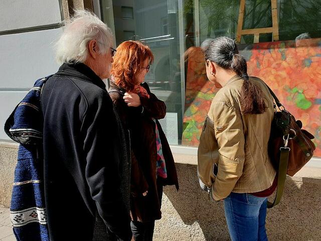 Heinz Payser, Monika Lafer und Eva Surma vor dem Gleisdorfer "Zeit.Raum".