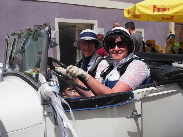 Gut gelaunt waren diese beiden sehr originell gekleideten Damen in ihrem schönen Oldtimer.