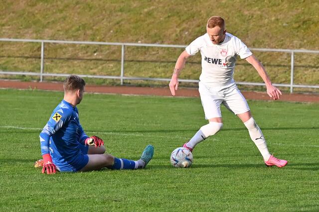 Gleich fünfmal bezwangen die Ohlsdorfer rund um Adnan Hodzic (re.) Vorchdorfs Schlussmann Markus Radner (li.).  | Foto: Wolfgang Spitzbart