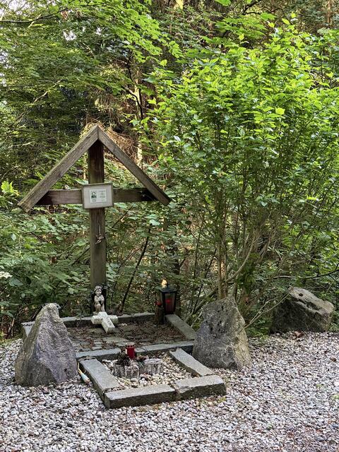 Kurz zum Nachdenken und Innehalten, hier verunglückte ein Waldbesitzer 
 | Foto: Franz Dörr