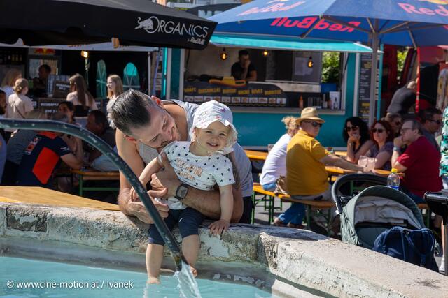 Abkühlung nötig - bei vollem Sonnenschein. | Foto: www.cine-motion.at / Ivanek