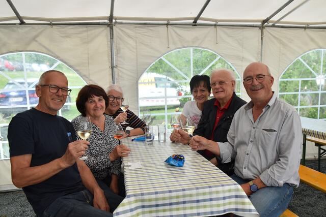Viel Gemütlichkeit und hervorragende Weine gab es bei Reinhard und Dietlinde Koch wieder beim Hoffest. | Foto: Michael Strini
