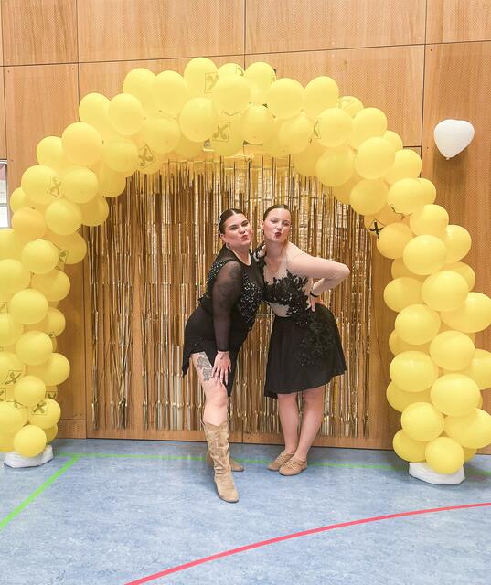 Claudia Schnabel und Anika Donschacher zeigen Line-Dance Wettkampfprogramme. | Foto: Claudia Schnabel/Line Dance Factory