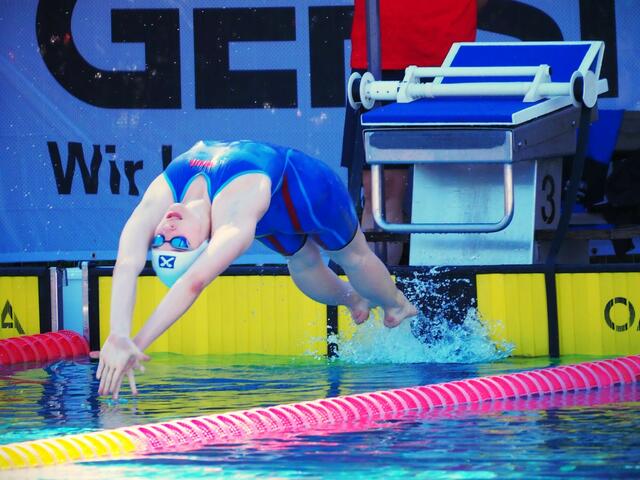 Johanna Maak am Start zu Bronze über 50 m Rücken