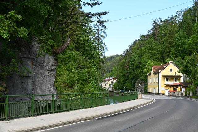 Vor Gutenstein ist eine Engstelle wo nur Straße und Piesting zwischen den Felswänden Platz haben
