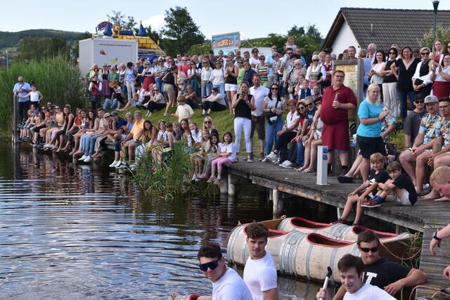 Volle Ränge beim Weinfass-Race. 