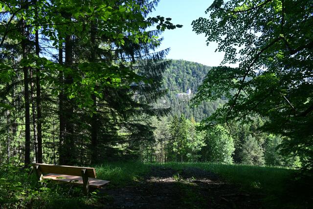 Immer wieder Bänke zum Rasten