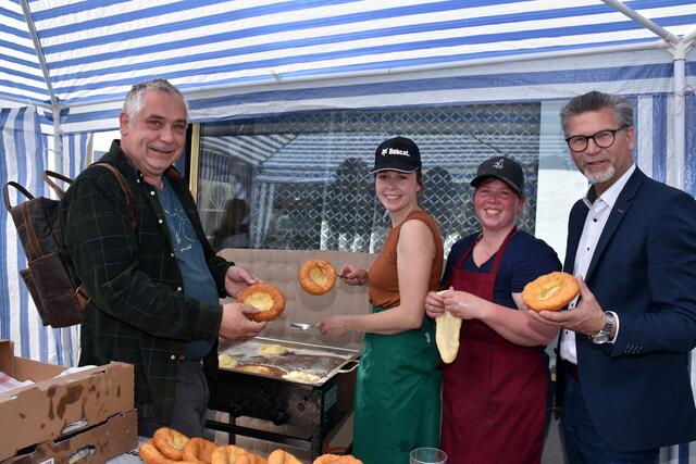Pfingstkirtag Dimbach 2024. Die besten Krapfen haben die Dimbacher Bäuerinnen! Bgm. Fenster und Dr. Hohensinner überzeugten sich.  | Foto: Robert Zinterhof