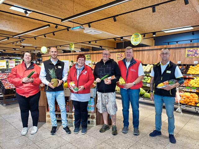 Als Sponsor für das Pfingstlager Bild- Ebreichsdorf Michaela Burger, Filialleiter Daniel, Brigitte Tajnikar, Hans Kancz, Josef Oteczka
