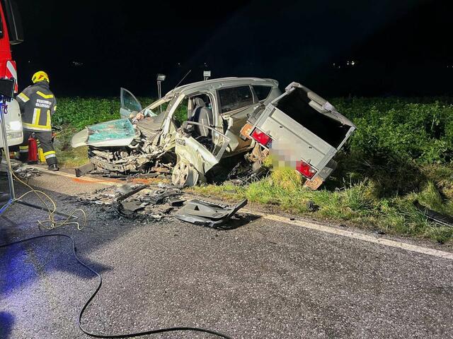 100 Menschen verloren im Jahr 2023 ihr Leben auf Niederösterreichs Straßen. Im Bild ein zerstörtes Auto nach einem Unfall im Wienerwald. | Foto: DOKU-NÖ/Archiv