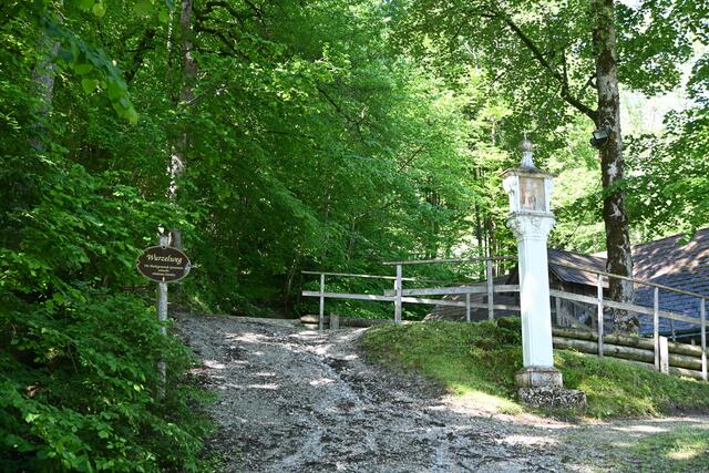 Hier beginnt der Fußweg (Wurzelweg) hinauf zur Wallfahrtskirche, entlang des Weges sind Stationen aus dem Leben der heiligen Jungfrau Maria auf Bildsäulen dargestellt 