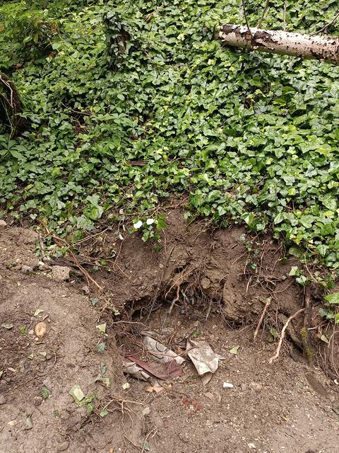 Bauschutt wie Plastikplanen einen halben Meter unter der Erde