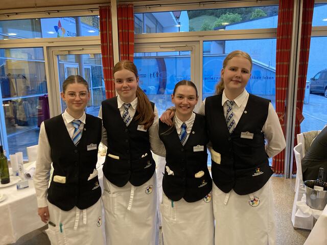 Diese vier Oberländer Schülerinnen waren unter den Prüflingen, von links: Lina Pirpamer (Vent), Stefanie Laimböck (Ischgl), Nele Wagner (Galtür) und Teresa Scheiber (Vent).  | Foto: Elisabeth Zangerl