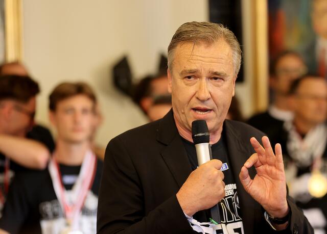 Sturm Präsident Christian Jauk nutzte den Erfolg, um einmal mehr die Forderung nach einem zweiten Stadion in den Mittelpunkt zu rücken.  | Foto: GEPA