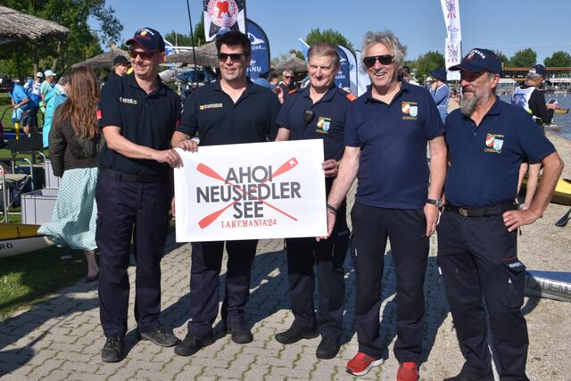 Die Feuerwehr Oggau reiste natütlich mit dem Boot an.  | Foto: Stefan Schneider