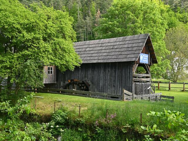 Waldbauernmuseum mit Wasserrad in Betrieb