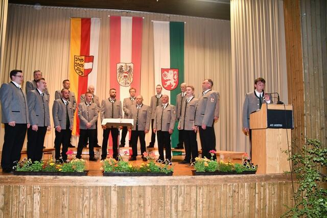 Neu eingekleidet sind die Mannen im MGV Zirbitzkogel, rechts im Bild Bgm. Christian Steibl. | Foto: Anita Galler
