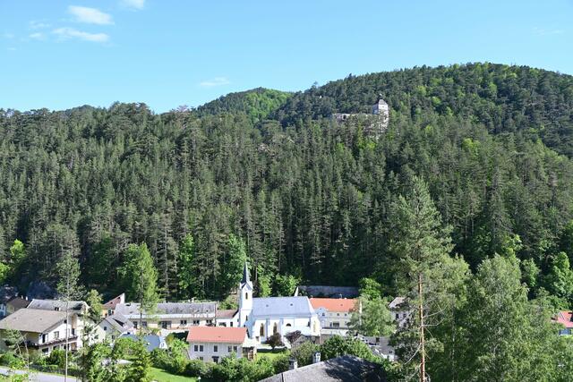 Pfarrkirche und Burgruine Gutenstein