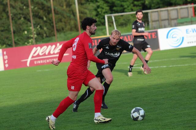 Bünyamin Karatas (in Rot) – er stammt aus Perg – eroberte mit Askö Oedt den Titel in der OÖ-Liga - am Bild im Duell mit Simon Ströbitzer.  | Foto: BRS/Köck