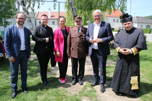 147 Jahre Feuerwehr Kleinhöflein: Eisenstadts Vizebürgermeister Istvan Deli (ÖVP), Priesterseminarist Thomas Jakowitsch, Vizebürgermeisterin Charlotte Toht-Kanyak (SPÖ), Feuerwehrkommandant Johannes Steindl, Bürgermeister Thomas Steiner (ÖVP) und Pfarrer Alexander Wessely. 