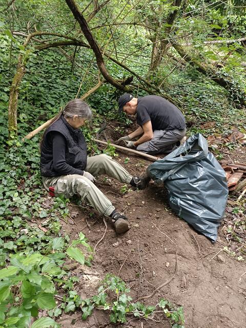 A.Schlager: Autobatterien, viele Batterien, teils ausgelaufen, befinden sich in der illegalen Mülldeponie im Schutzgebiet Kleehäufel 