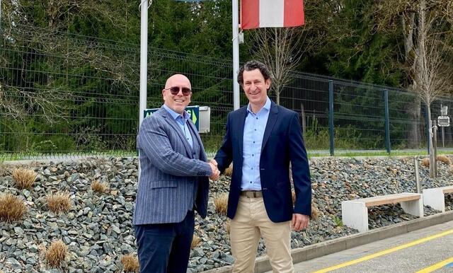 Manfred Rieglhofer (li.) folgt Robert Lackner. Er verantwortet künftig den Standort Haimburg sowie den Geschäftsausbau in Österreich. | Foto: PreZero