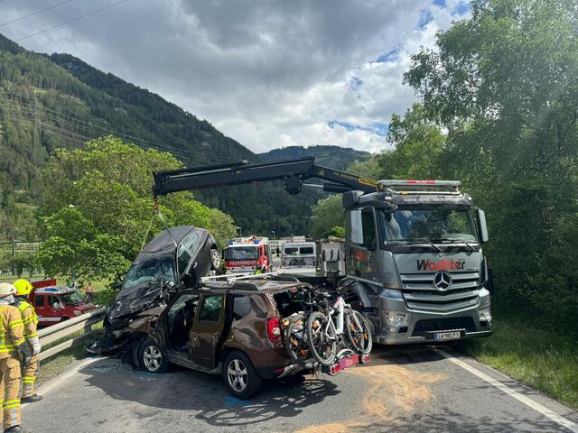 Bei dem Unfall wurden mehrere Personen unbestimmten Grades verletzt.  | Foto: ZOOM-Tirol