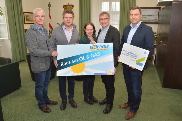 Die Stadtgemeinde Tulln und ihre Partner Organisationen bieten im Juni gemeinsam Beratungstage zum Thema Heizungstausch und Förderungen an: TullnEnergie Geschäftsführer Johannes Sanda, Bürgermeister Mag. Peter Eisenschenk, Regionalberaterin Monika Heindl, eNu Geschäftsführer Herbert Greisberger und KEM Manager Stefan Czamutzian. | Foto: Stadtgemeinde Tulln