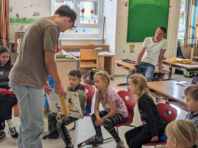 Die Kinder lauschten den Erzählungen gespannt. | Foto: HLW/FW Deutschlandsberg