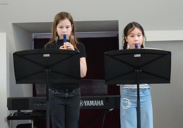 Clara und Sophia begeisterten an der Blockflöte. | Foto: Korneuburger Musikfreunde