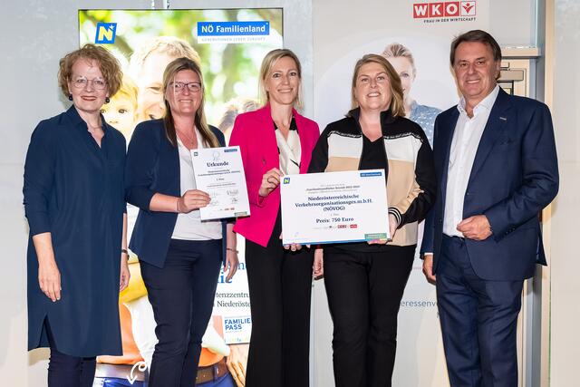 Familien-Landesrätin Christiane Teschl-Hofmeister und Wirtschaftskammer Niederösterreich Präsident Wolfgang Ecker (beide außen) gratulierten Susanne Stamminger, Petra Kranabetter und Geschäftsführerin Barbara Komarek (v.l.) | Foto: Andreas Kraus