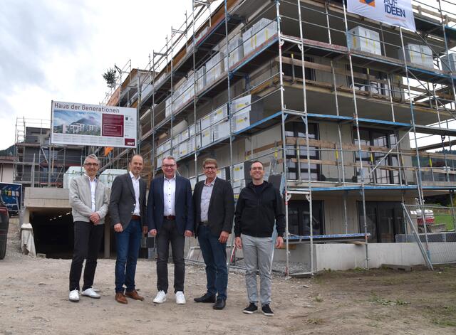 NHT-Geschäftsführer Johannes Tratter informiert sich mit Vereinsobmann Werner Drexler (li.), Nationalratsabgeordneten Josef Hechenberger, Bürgermeister Hermann Ritzer und Architekt Gabriel Stotter (re.) über den Baufortschritt.  | Foto: Barbara Fluckinger