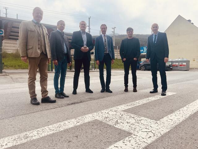 Präsentation der neuen Buslinie in Mürzzuschlag 2023: Walter Schweighofer, Peter Tautscher, Karl Rudischer, Fritz Kratzer, Wolfgang Moitzi und Jochen Werderitsch. | Foto: Hofbauer