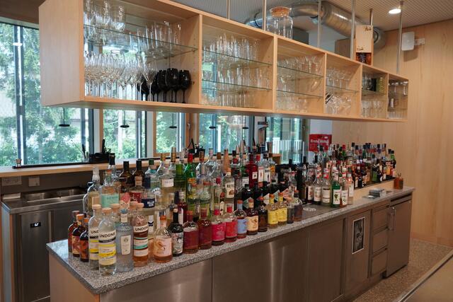 Neben Räumen für die Sommelier- und Käsekennerausbildung gibt es in der Tourismusschule Klessheim auch für die Barkeeper-Ausbildung einen eigenen Raum. | Foto: Emanuel Hasenauer
