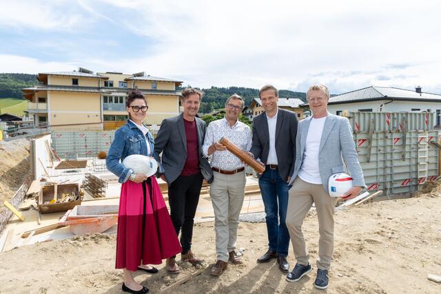 Von links: Andrea Schmid (Caritas Salzburg), Landesrat Martin Zauner, Stefan Pac (Abteilungsleiter Projektmanagement Heimat Österreich) und Bürgermeister Johann Grubinger. | Foto: Susi Berger/Camera Suspicta