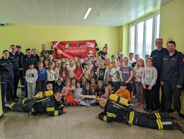 Die Feuerwehren Sandl und Pürstling vermittelten den Kindern der Volksschule Sandl wertvolles Wissen. | Foto: FF Pürstling