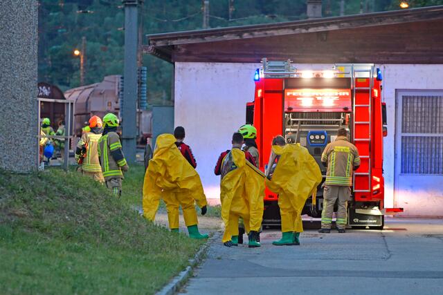 Aufgrund von Undichtheit des Kesselwagens mussten die Einsatzkräfte der FF Hall rasch handeln. | Foto: Zoom.tirol