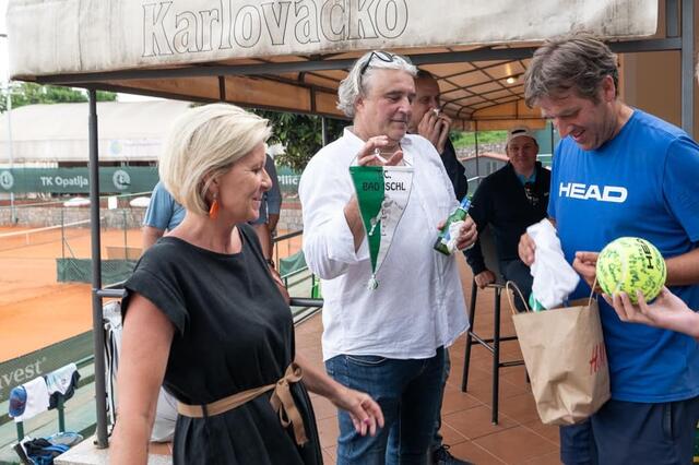 Auch Gastgeschenke – darunter TC Bad Ischl-Leiberl, ein signierter Tennisball und Zaunerstollen – wurden ausgetauscht. | Foto: Marija Gavric/Facebook