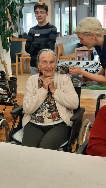 Frau Bob war von den gefiederten Freunden ganz entzückt. | Foto: Pflegekompetenzzentrum Draßburg / Mazdra