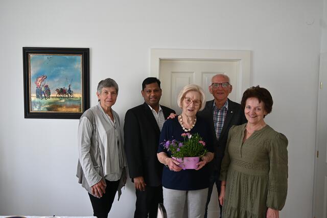 v.li.n.re.: Elisabeth Wimmer (Pfarre), Pfarrer Aby Joseph Manoor, Hermine &amp; Walter Enzinger, Bgm. Ludmilla Etzenberger | Foto: Stadtgemeinde Gföhl