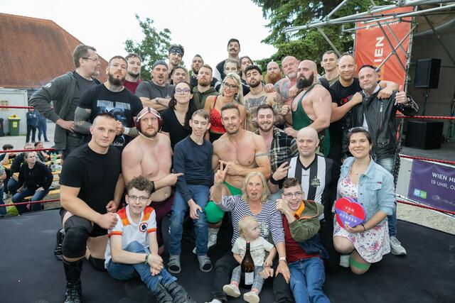 Über 20 internationale und nationale Wrestlerinnen und Wrestler der EWA (European Wrestling Association) standen sich im Ring gegenüber.  | Foto: René Brunhölzl