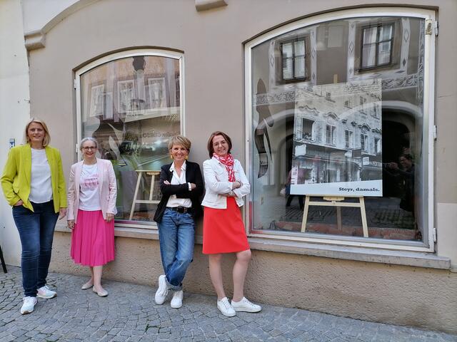 StR Katrin Auer, Eva Pötzl (TVB), Daniela Zeiner (TIC Steyr) und StR Judith Ringer freuen sich über die Attraktivierung der Schaufenster von Leerständen durch Bilder von Steyr heute und damals. (v. li.). | Foto: TIC Steyr