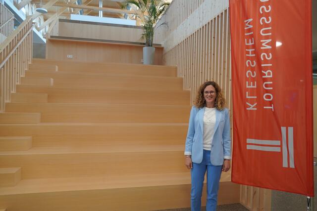 Eva Schlick vom Career Center der Tourismusschulen Salzburg führte die BezirksBlätter Flachgau durch die Tourismusschule in Klessheim. | Foto: Emanuel Hasenauer