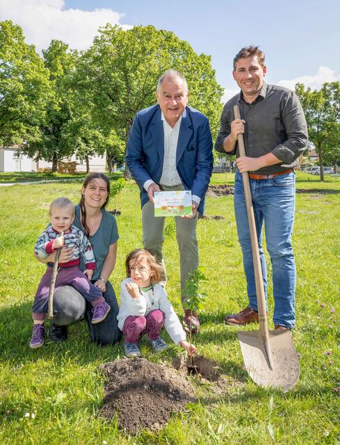 Katharina Heimhilcher, Konrad und Jakob mit Stadtrat LAbg. Franz Dinhobl und Grünraum-Leiter Florian Fux. | Foto: Stadt Wiener Neustadt/Weller
