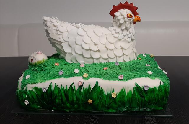 Die Hühnertorte wurde zwar versteigert, aber dann vom neuen Besitzer mit den Bewohnern geteilt. | Foto: Pflegekompetenzzentrum Draßburg / Mazdra